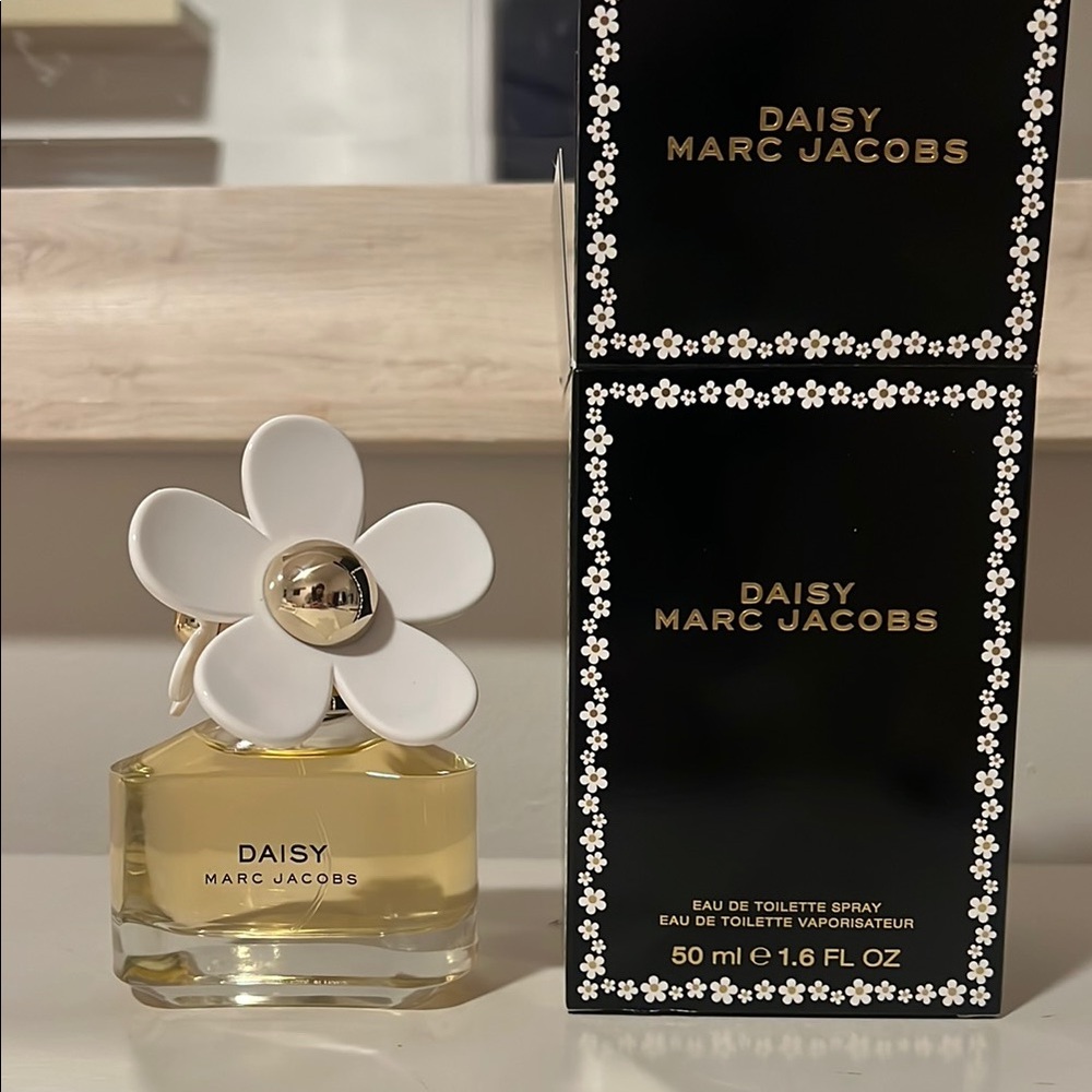 Marc Jacobs Daisy Eau de Toilette - White and Gold Accents